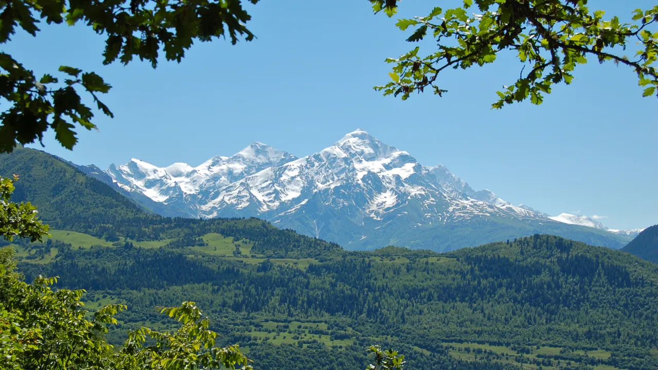 Smukke snebelagte bjerge pryder udsigten i Svaneti. Foto Markus Bogisch