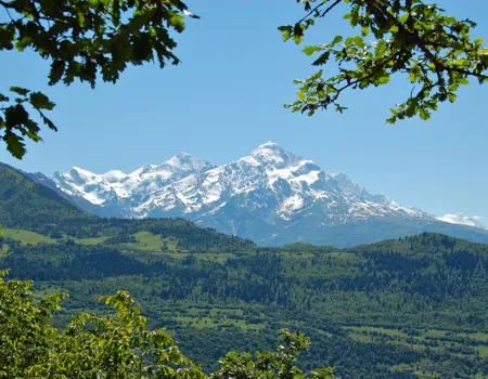 Smukke snebelagte bjerge pryder udsigten i Svaneti. Foto Markus Bogisch