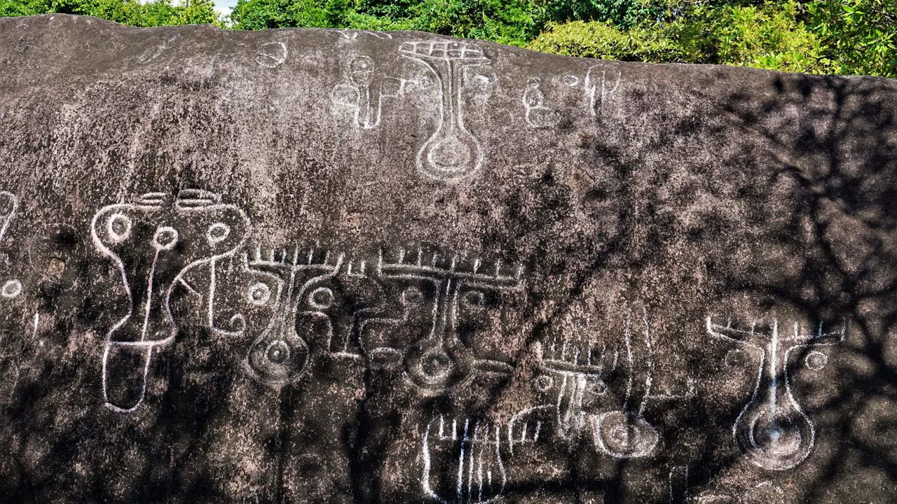 Ved Piedra Pintada ser vi ældgamle pietroglyffer. Foto Kathrine Svejstrup