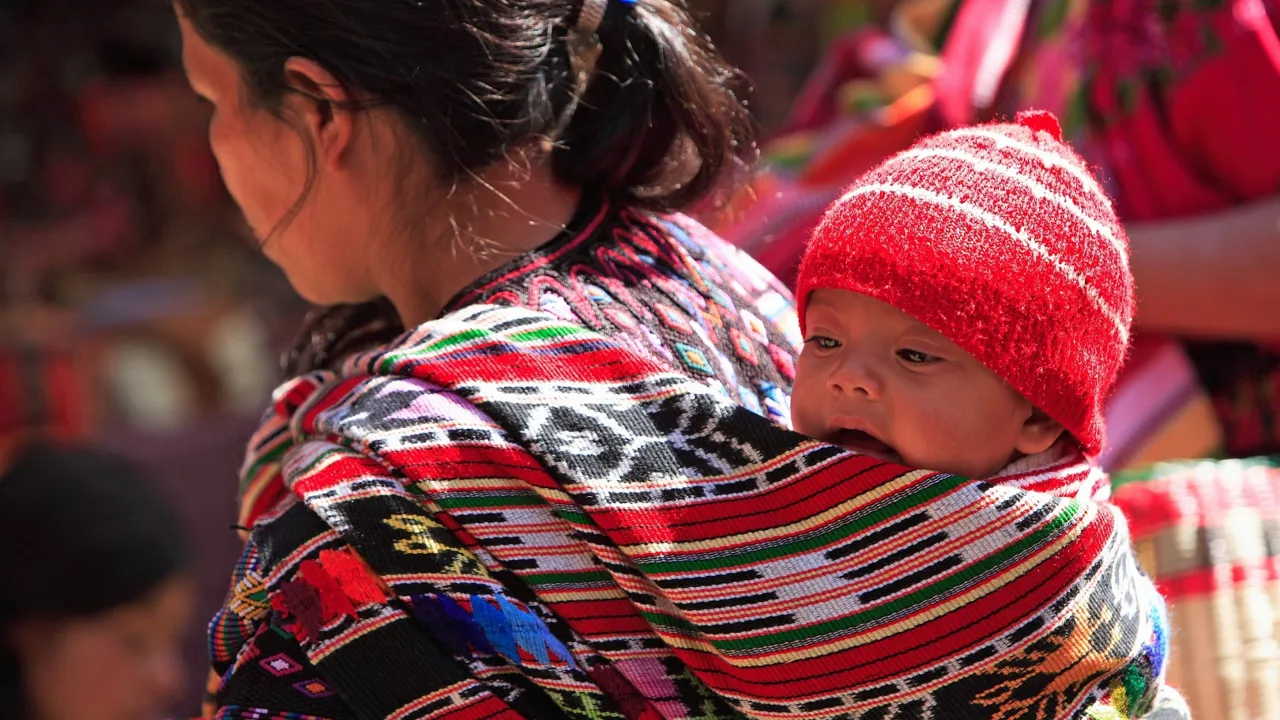 Mor og barn i traditionelle mayadragter. Foto Anders Stoustrup