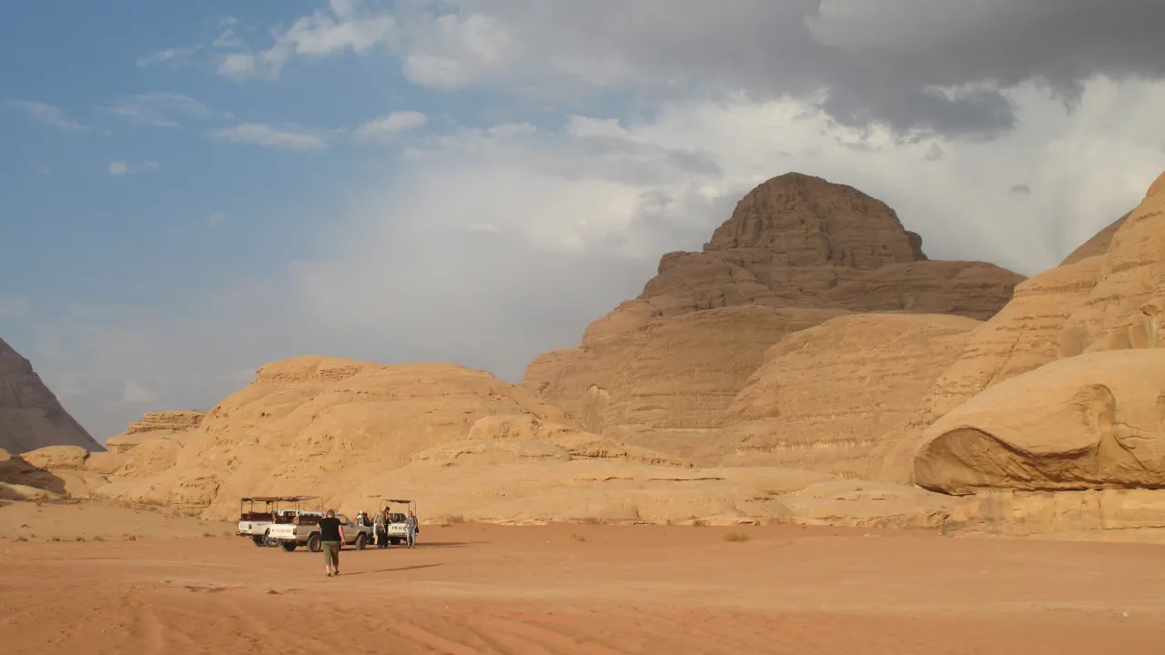 Vi oplever den enestående natur fra åbne pick-up trucks på en off-road tur i Wadi Rum ørkenen. Foto Kirsten Gynther Holm