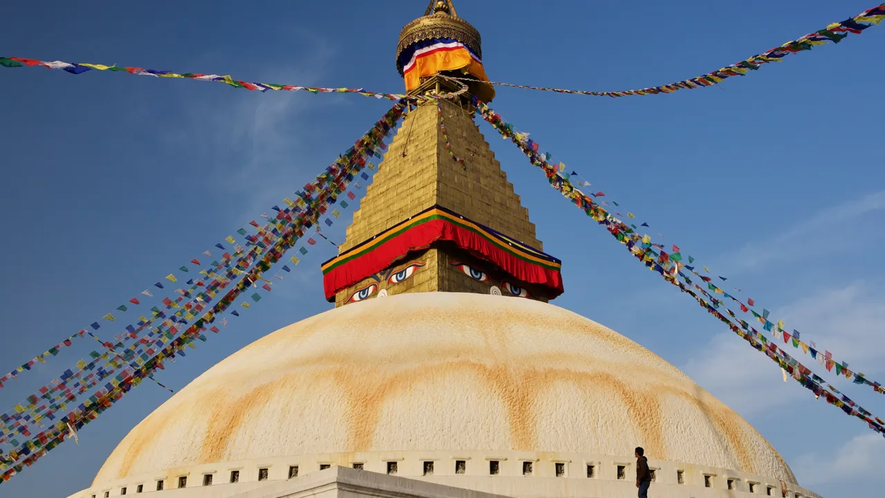 Bodhnath stupaen er virkelig stor, når man kommer tæt på. Foto af Anders Stoustrup