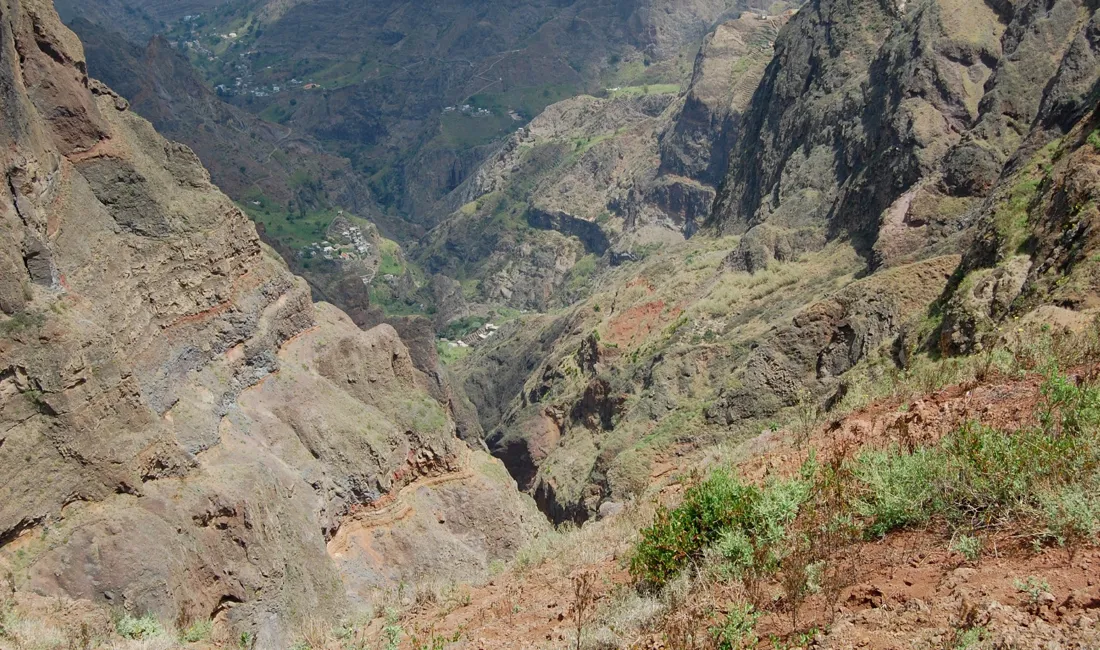 Vandringerne giver storslåede udsigter, for eksempel ned mod landsbyen Cha de Pedras. Foto Viktors Farmor
