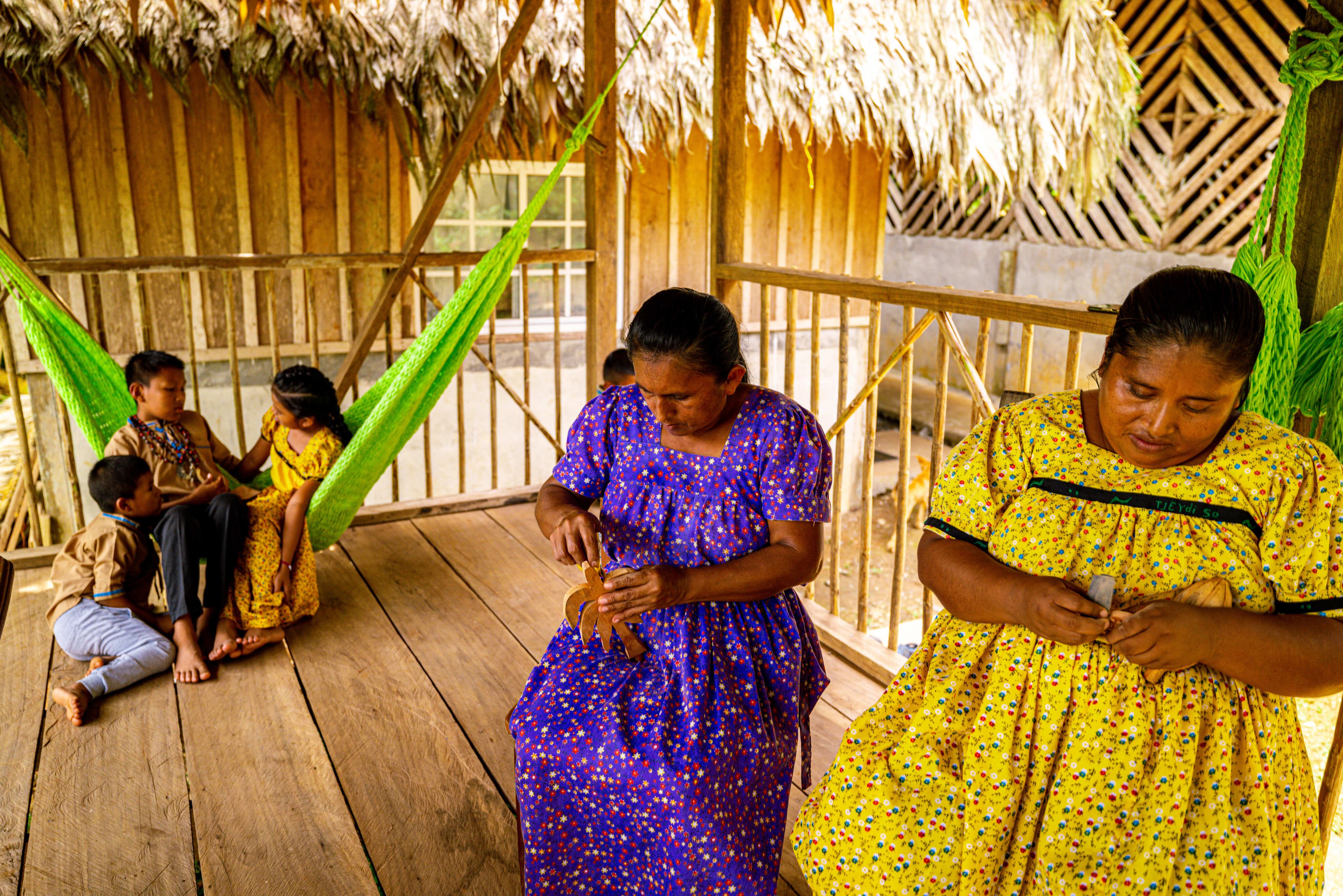 Kvinder laver kunsthåndværk ved Bocas del Toro. Foto. Gustavo Zelvallos