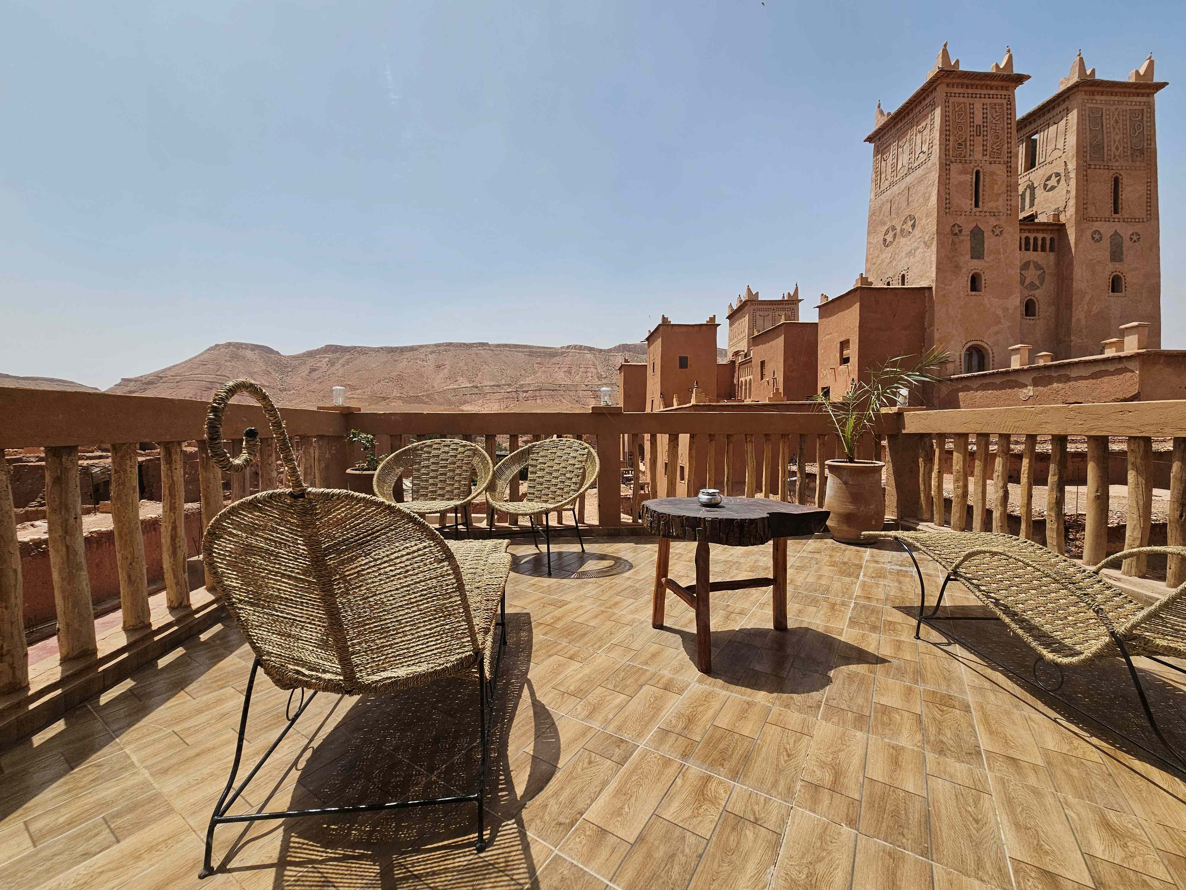 Kun få minutter fra den ikoniske kasbah Ait Ben Haddou bor vi på Kasbah La Cigogne.