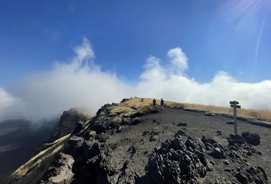 Etna måler ca. 3.323 m, vi vandrer til en højde på ca. 2.018 m. og nyder udsigten til den smukke vulkan. Foto Henriette Jensen