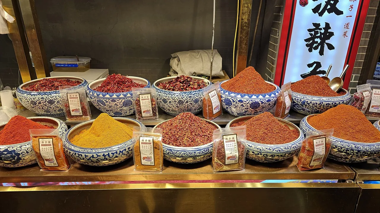 Krydderier i store mængder i det muslimske kvarter i Xian. Foto Carsten Lorentzen 