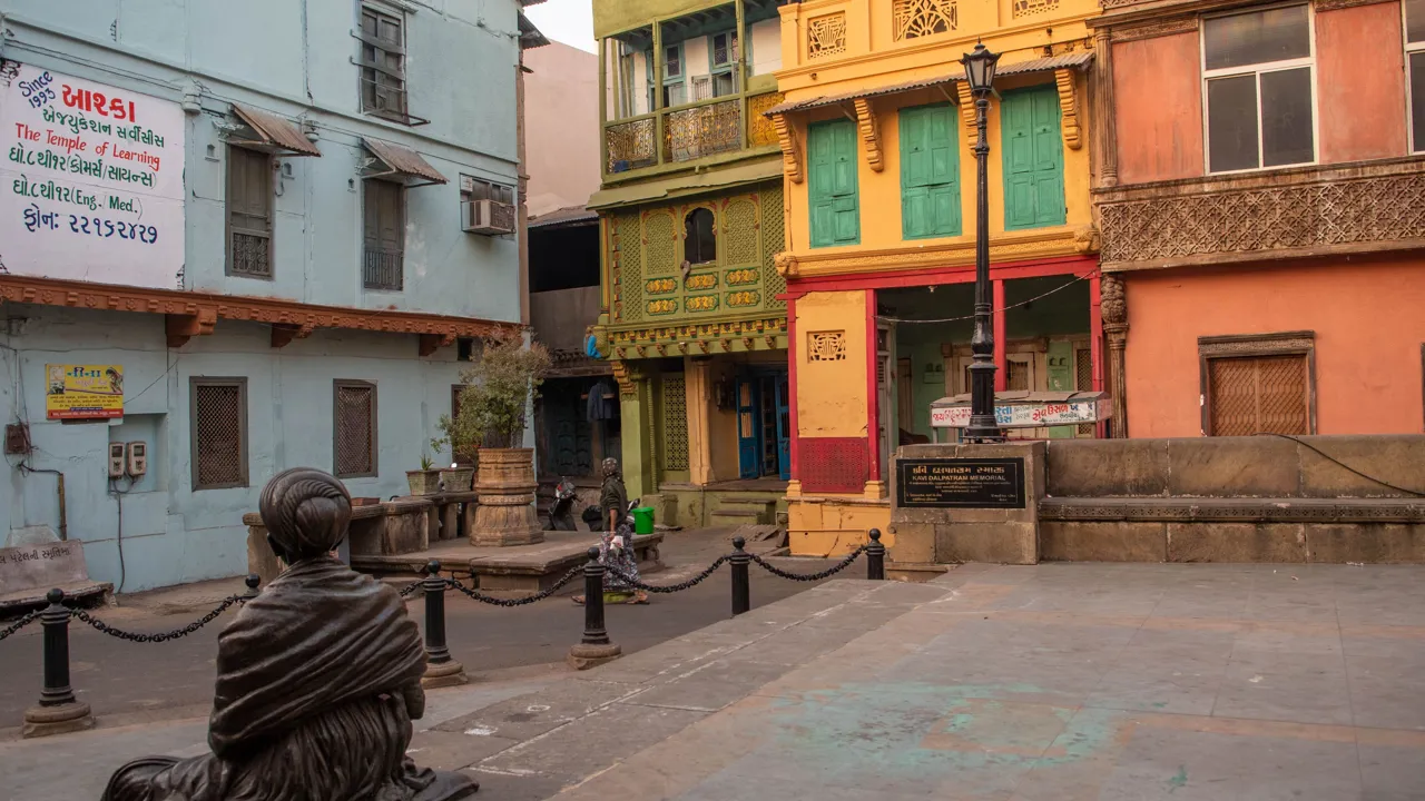 Mange bygninger i Ahmedabad er malet i stræke farver. Foto Viktors Farmor