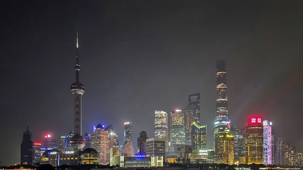 Oplev Shanghai skyline lysende i natten The Bund. Foto Carsten Lorentzen