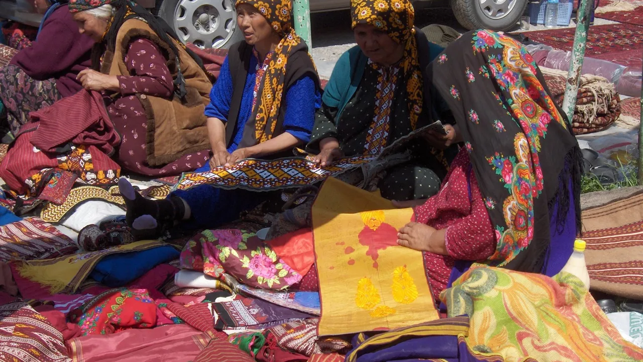 Markeder er en naturlig del af livet i Centralasiens byer. Foto Kirsten Gynther Holm