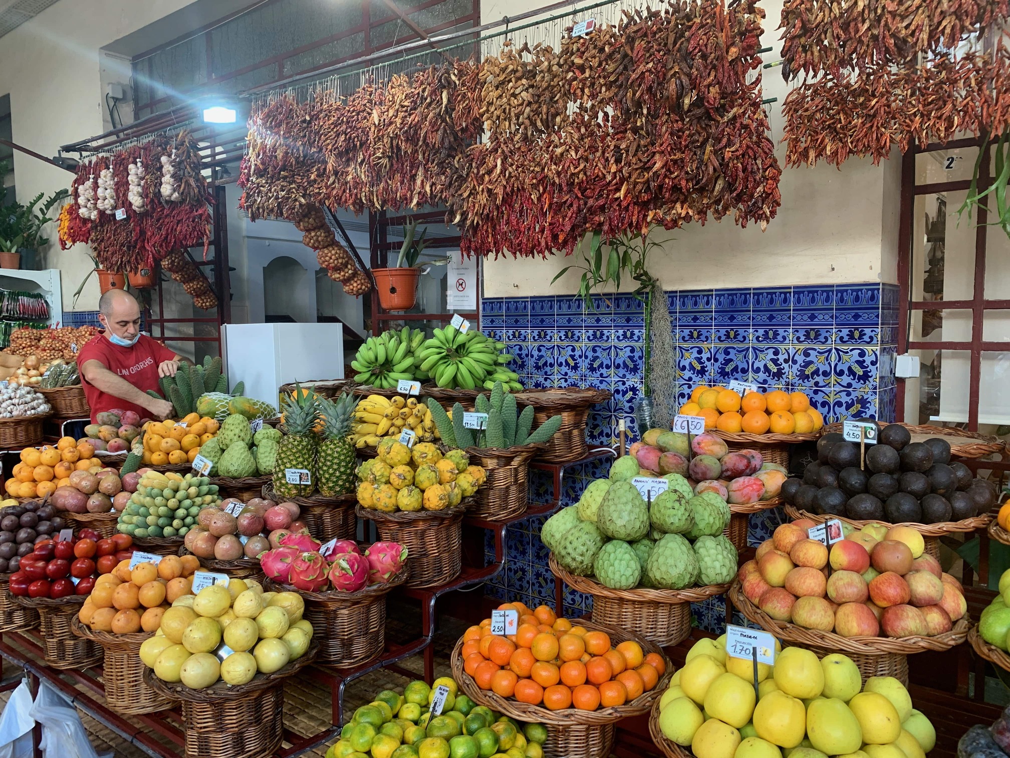 Tropiske frugter faldbydes på frugtmarkedet i Funchal. Foto Anders Stoustrup