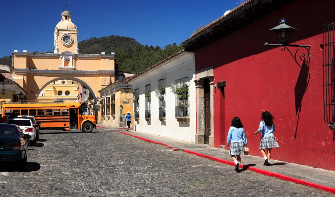 Antigua Guatemala er fyldt med brolagte gader og kolonitidsbygninger i stærke farver. Foto Anders Stoustrup