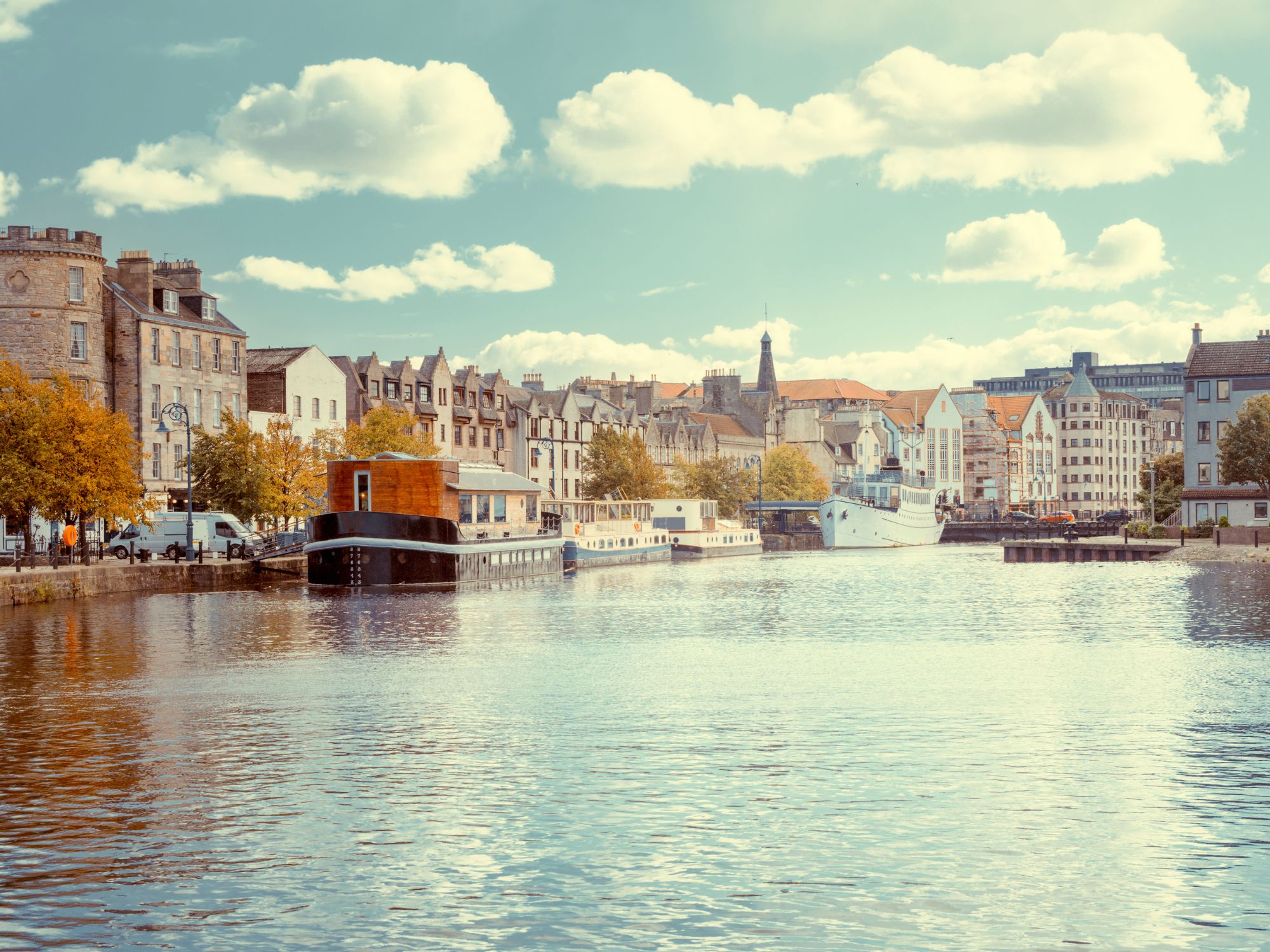 Husbåde ved den hyggelige promenade i Leith. Foto Viktors Farmor