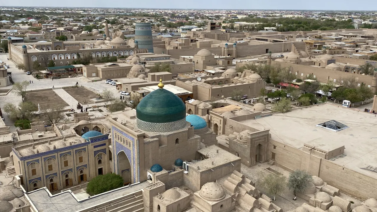 Khivas smukke minareter, bygninger, mausoleer, madrassaer vidner om Silkevejens storhedstid. Foto Michael Høeg Andersen