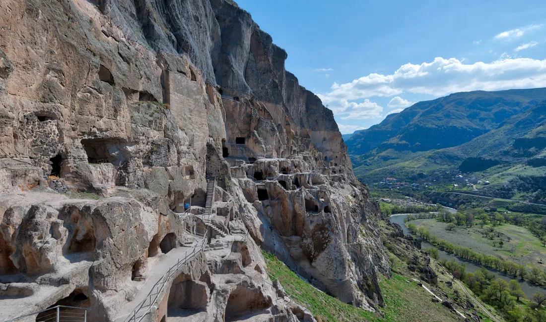 Hulebyen Vardzia er udgravet på skråningen af Erusheti-bjerget. Foto Lukas Bischoff
