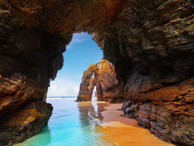 Playa de Las Catedrales er et bevis på naturens kræfter, specielt ved lavvande. Foto Viktors Farmor