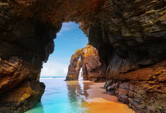 Playa de Las Catedrales er et bevis på naturens kræfter, specielt ved lavvande. Foto Viktors Farmor