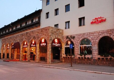 På grupperejsen til Albanien og Kosovo med Viktors Farmor sover vi på Hotel Dukagini i Peja