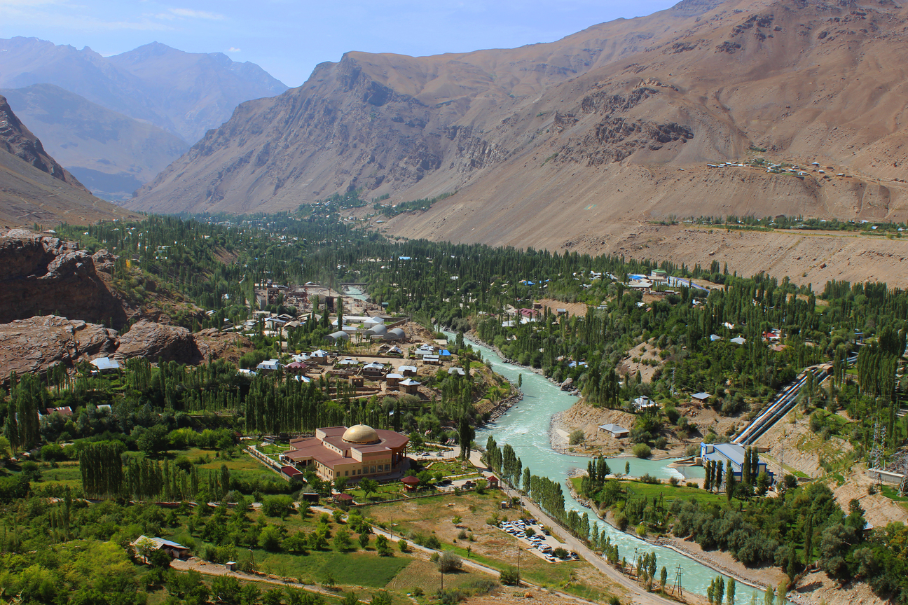 Khorog ligger som en grøn oase mellem de golde bjerge i Gorno-Badakhshan-regionen i det østlige Tajikistan. Foto Anne Marie Boye