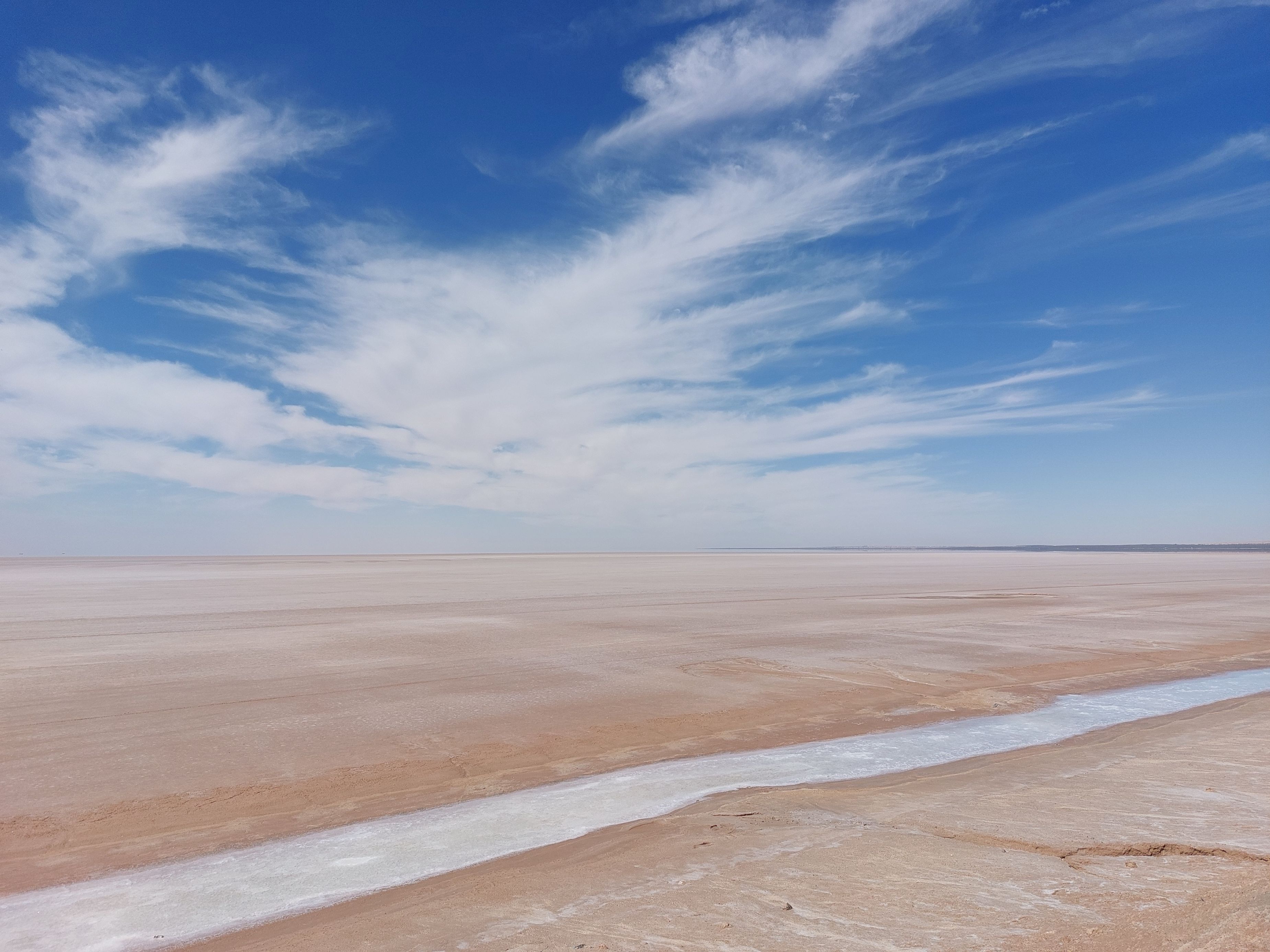 Saltkrystallerne glitrer ofte i lyset på den enorme saltslette Chott el Jerid. Foto Tom Dalsgaard