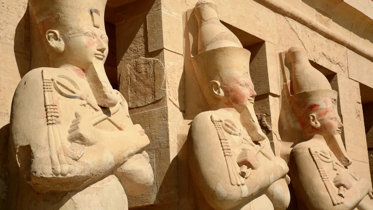 Kolossale statuer ved hatshepsut's tempel. Foto af Anders Stoustrup