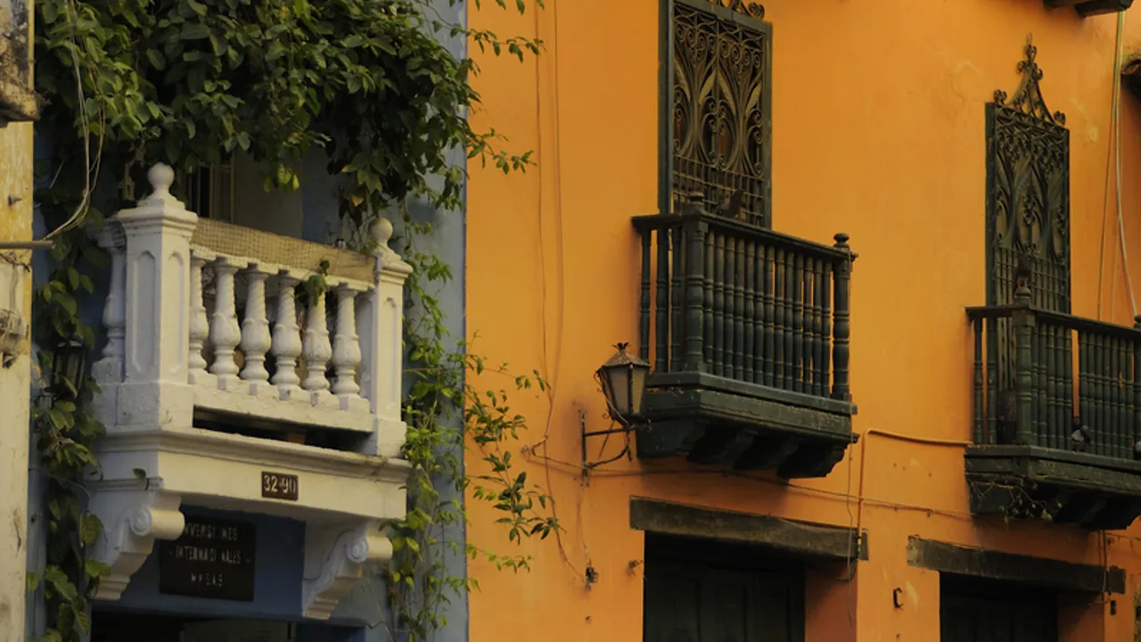 Der er knald på husfarverne i Cartagena. Foto Viktors Farmor