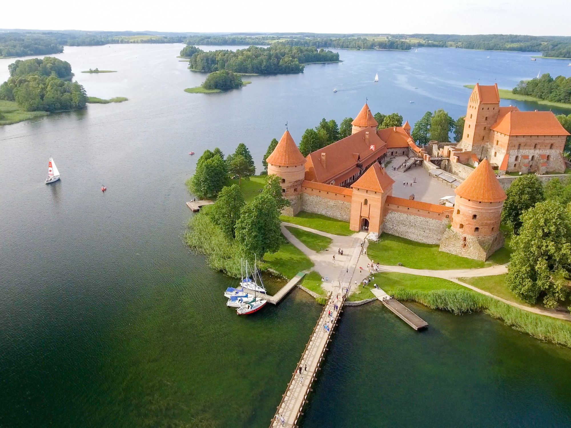Trakai Slot ligget smukt placeret i Galvėsøen, som vi skal sejle på. Foto Viktors Farmor