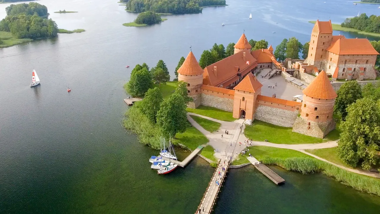 Trakai Slot ligget smukt placeret i Galvėsøen, som vi skal sejle på. Foto Viktors Farmor