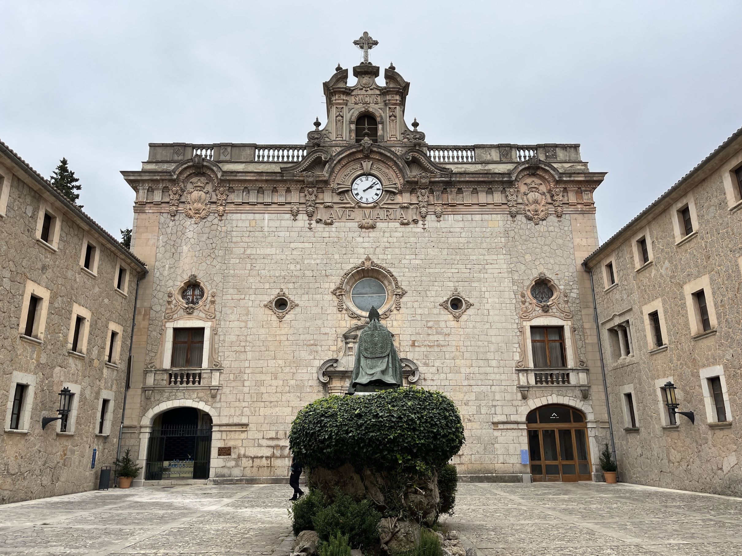 Den fine gårdsplads ved Santuari de Lluc. Klostret vigtigt religiøst center. Foto Josefine Aude Raas