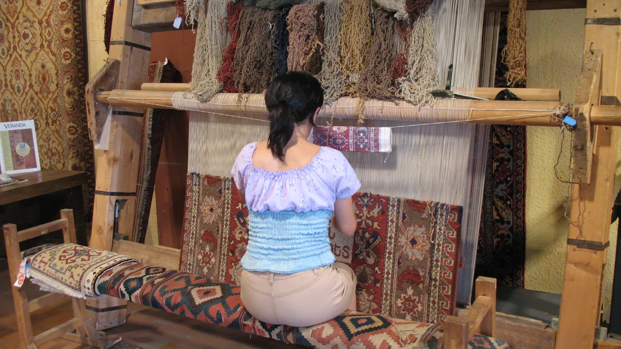 Lokalbefolkningen håndlaver kvalitetsprodukter med traditionelle redskaber. Foto Kirsten Gynther Holm