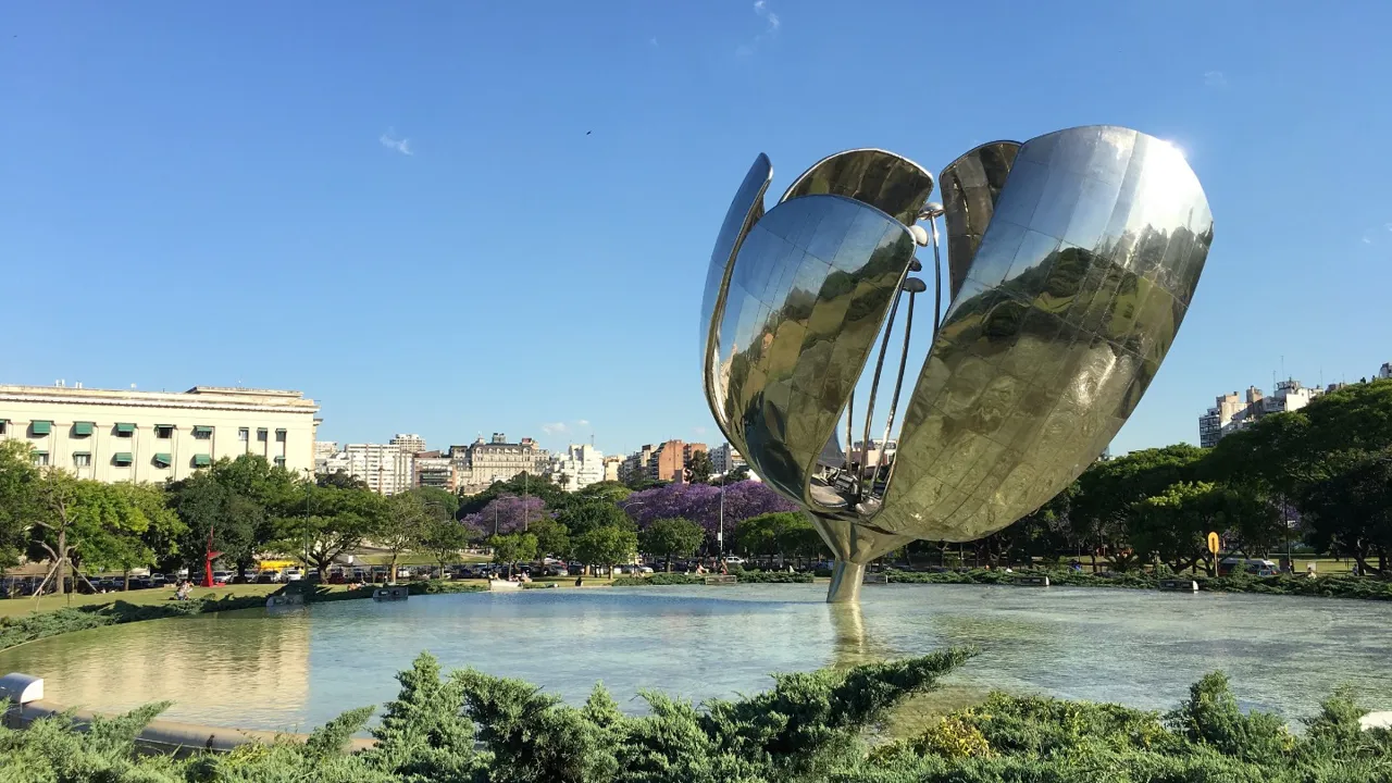 Floris Genérica i Buenos Aires er 23 m. høj og vejer 18 tons. En imponerende kunstinstallation. Foto Lone V. Andersen
