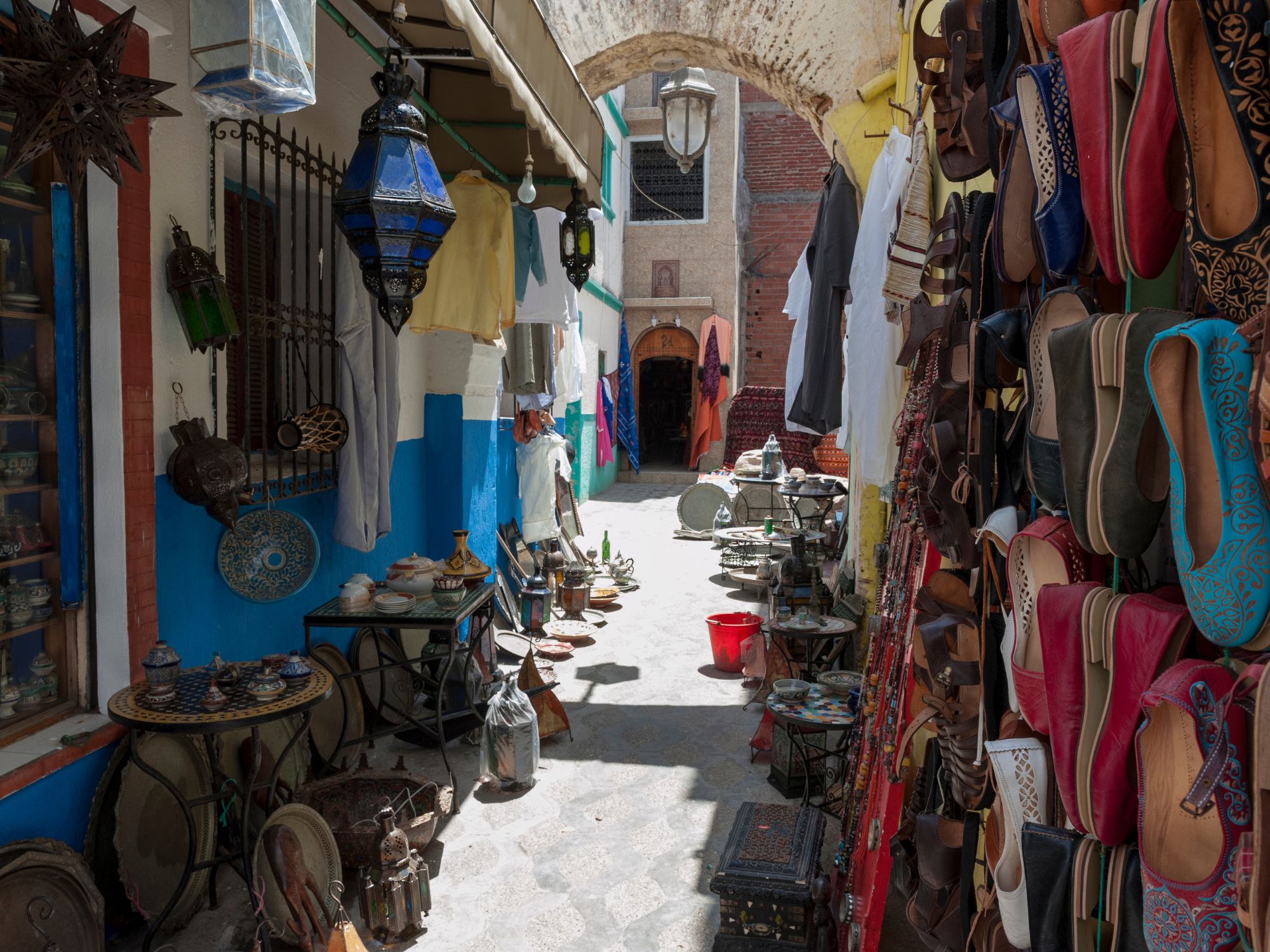 Souken i Asilahs smalle gader byder på et væld af håndværk af forskellig art. Foto Viktors Farmor