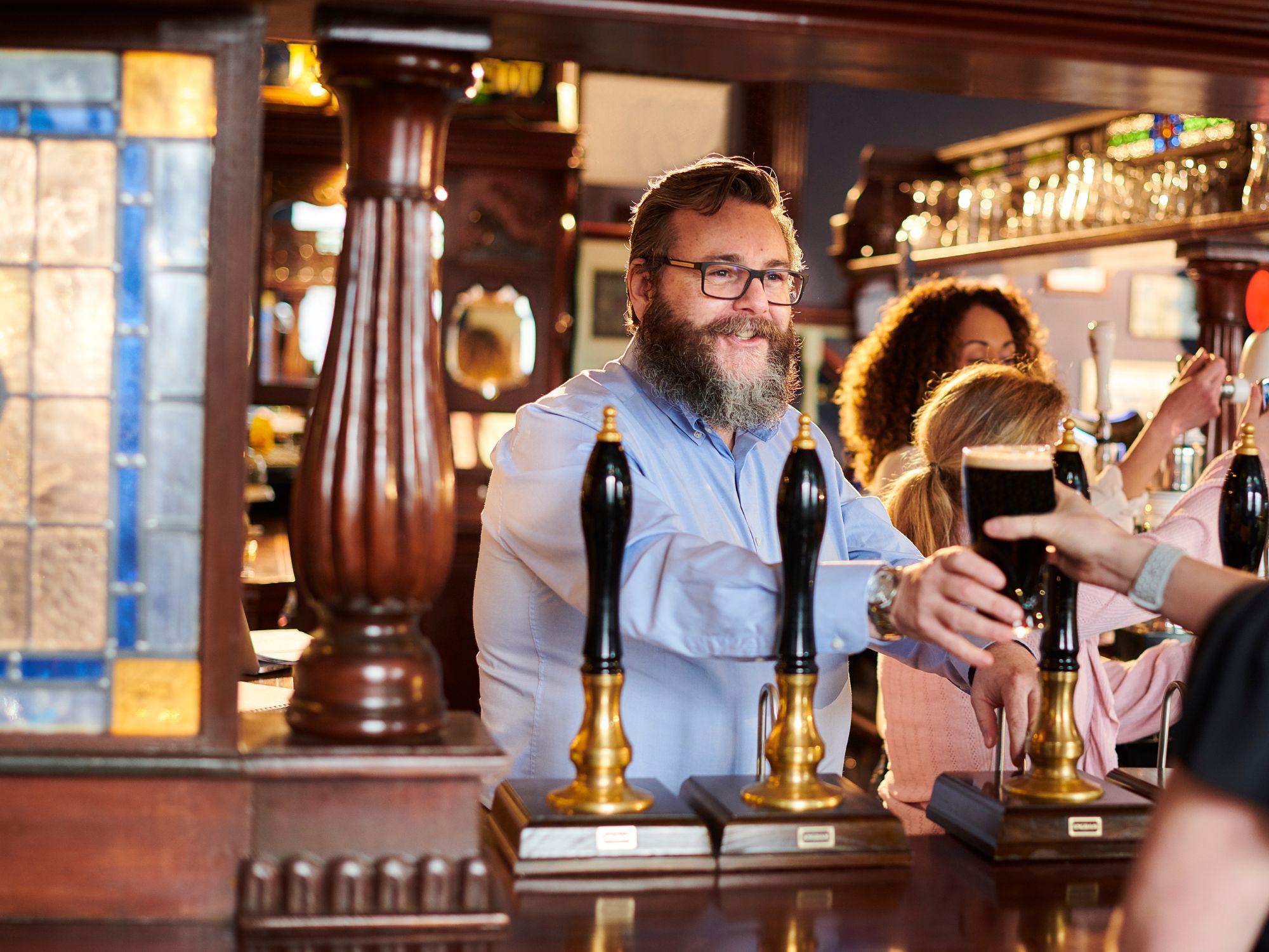 Velskænket fadøl på en af de mange stemningsfyldte Pubber. Foto Viktors Farmor