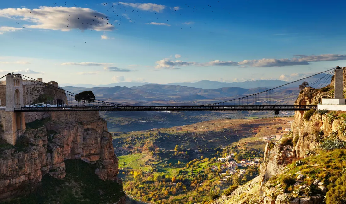 En imponerende bro strækker sig over kløften i Constantine, Algeriet, og byder på en betagende udsigt. Foto Viktors Farmor