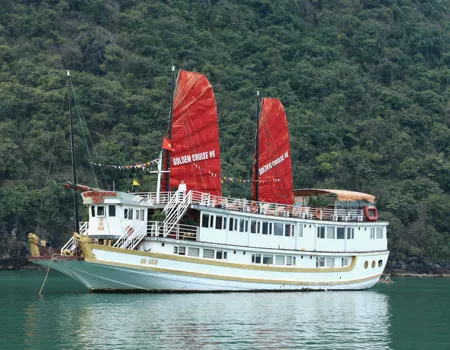 Vores båd i Halong-bugten. Foto af Anders Stoustrup (2)