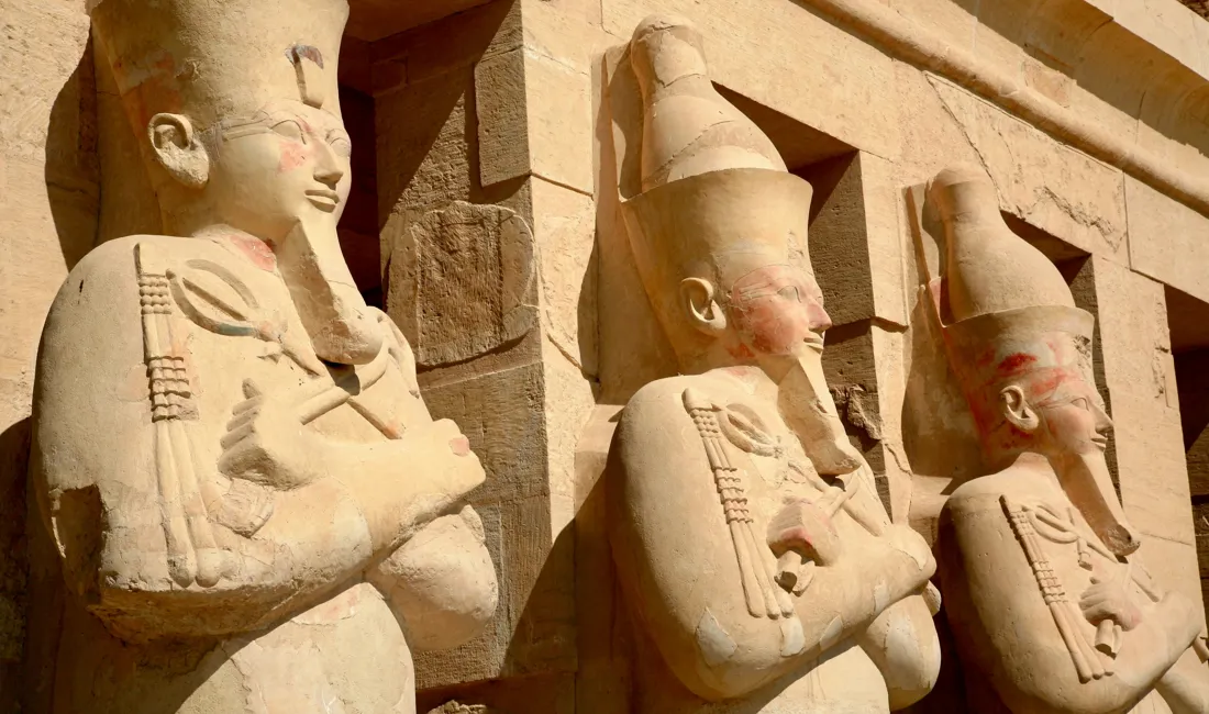 Kolossale statuer ved Hatshepsut-templet. Foto af Anders Stoustrup