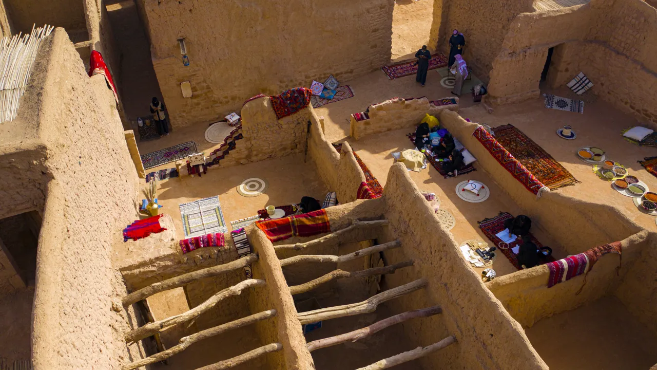 Livet går sin traditionelle gang i Al Ulas gamle bydel. Foto Viktors Farmor