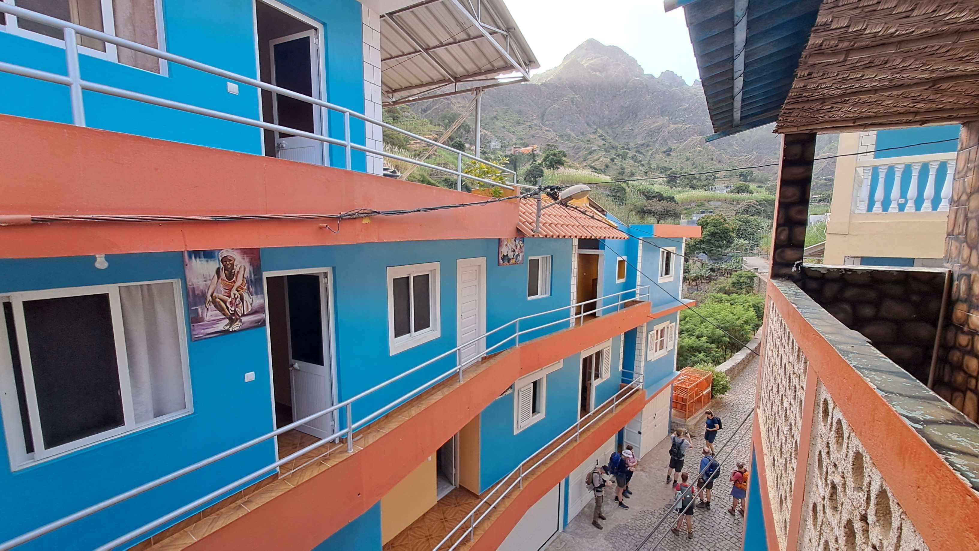 Hyggeligt gæstgiveri i Caibros med farverige facader og ægte ø-stemning.