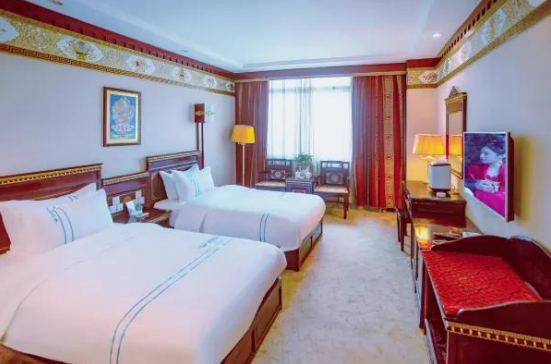 På rejsen Tibet rundrejse bor vi på Lhasa U-Tsang Hotel, hotellet ligger på Yangcheng Plaza og er indrettet i ægte tibetansk stil. 