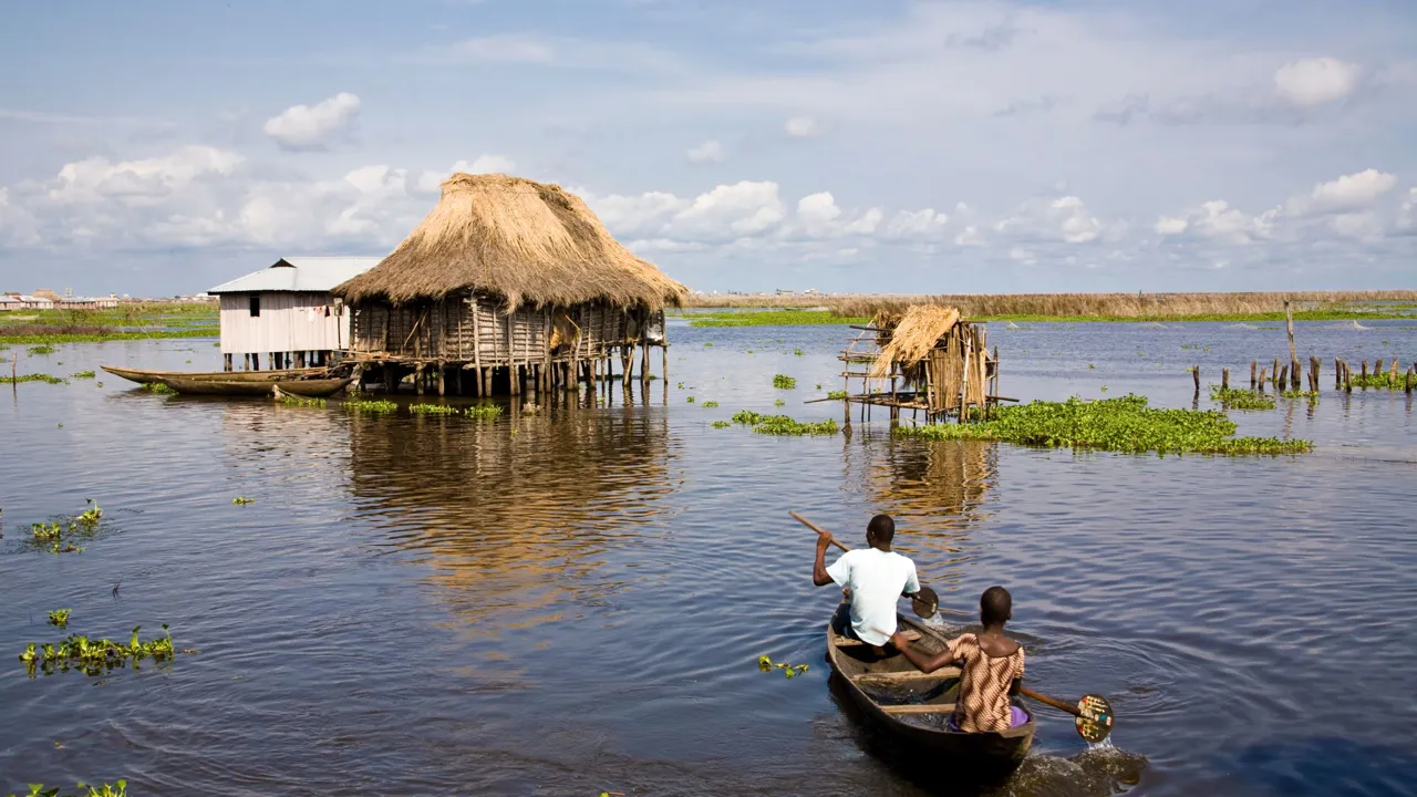 Al færdsel mellem husene i Ganvie foregår med kano eller båd. Foto Viktors Farmor