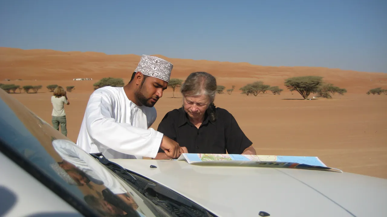 Guiden Zaid og Kirsten finder vej i ørkenen. Foto Vivian Sandau