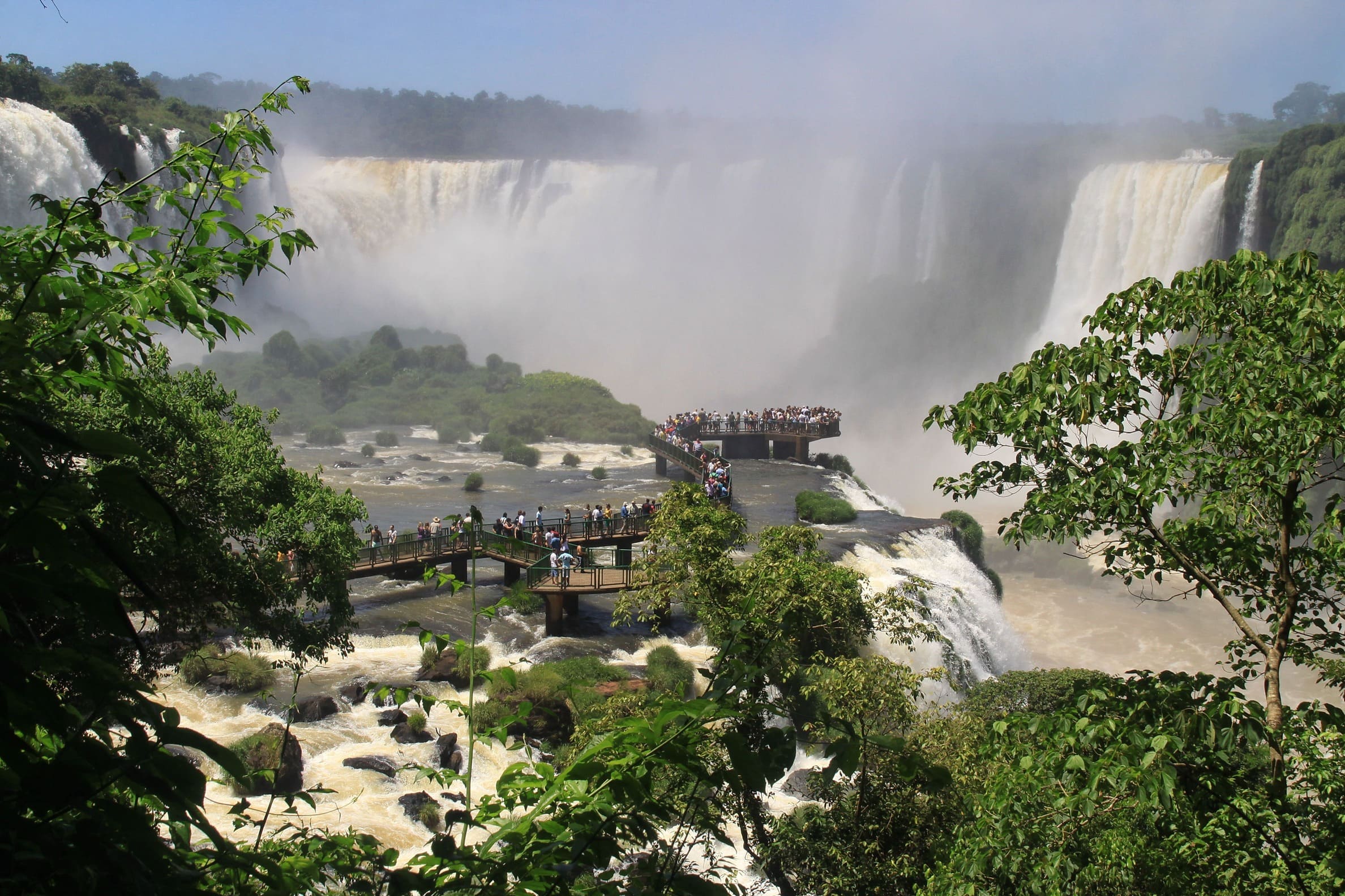 Vi oplever den brasilianske side af Iguazu vandfaldene fra et udkigspunkt med fantastisk overblik. Foto Claus Bech