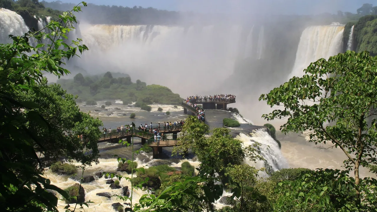 Vi oplever den brasilianske side af Iguazu vandfaldene fra et udkigspunkt med fantastisk overblik. Foto Claus Bech