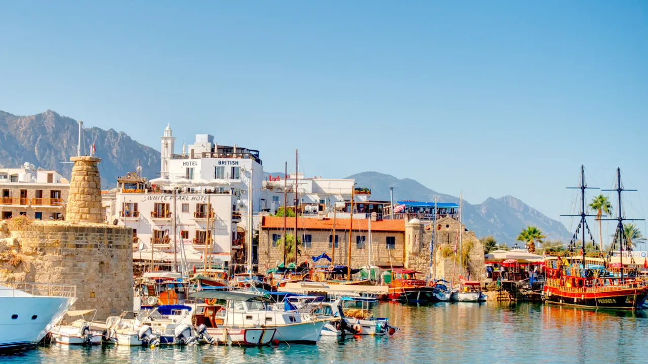 Farverige både og caféer i den stemningsfulde gamle havn i Kyrenia. Foto Viktors Farmor