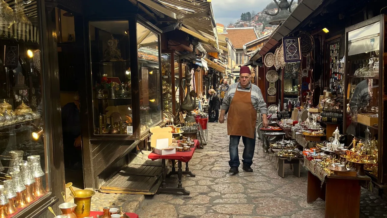 I Sarajevos gamle bydel Baščaršija findes mange små og spændende butikker. Foto Laura Lyhne Christensen