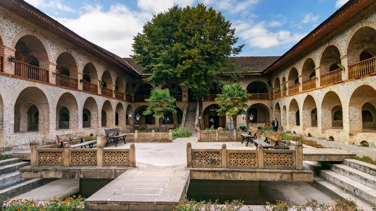 Hvis tiden tillader det, besøger vi et velrenoveret stort gammelt karavanserail i Sheki. Foto Viktors Farmor