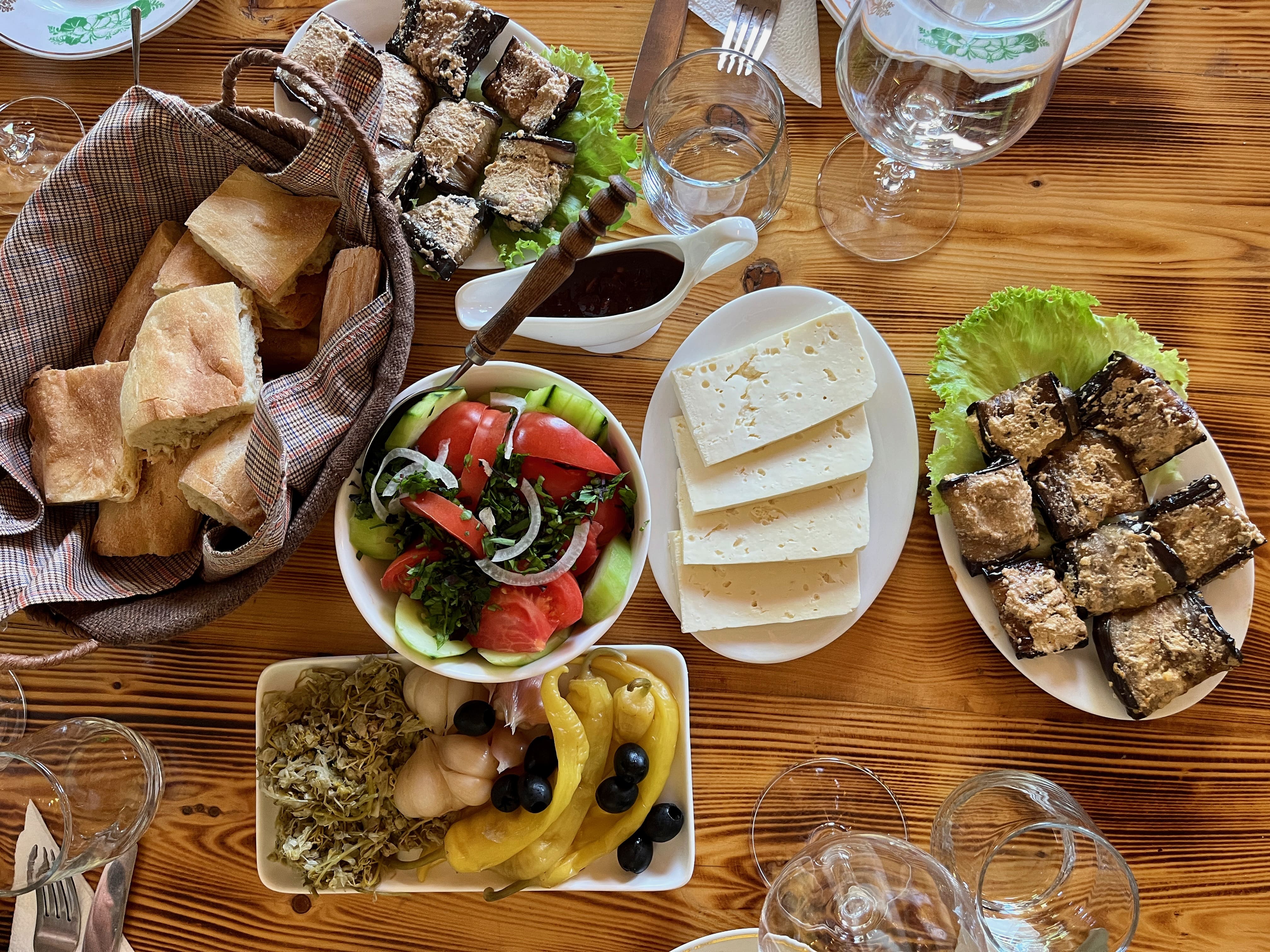 Vi nyder frokost på en lokal vingård i Georgien. Foto Anders Stoustrup