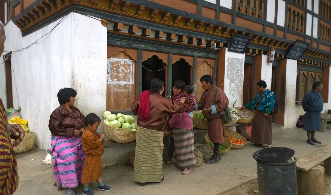 Vi oplever dagligdagens gadeliv i det østlige Bhutan. Foto Elisabeth Sandell