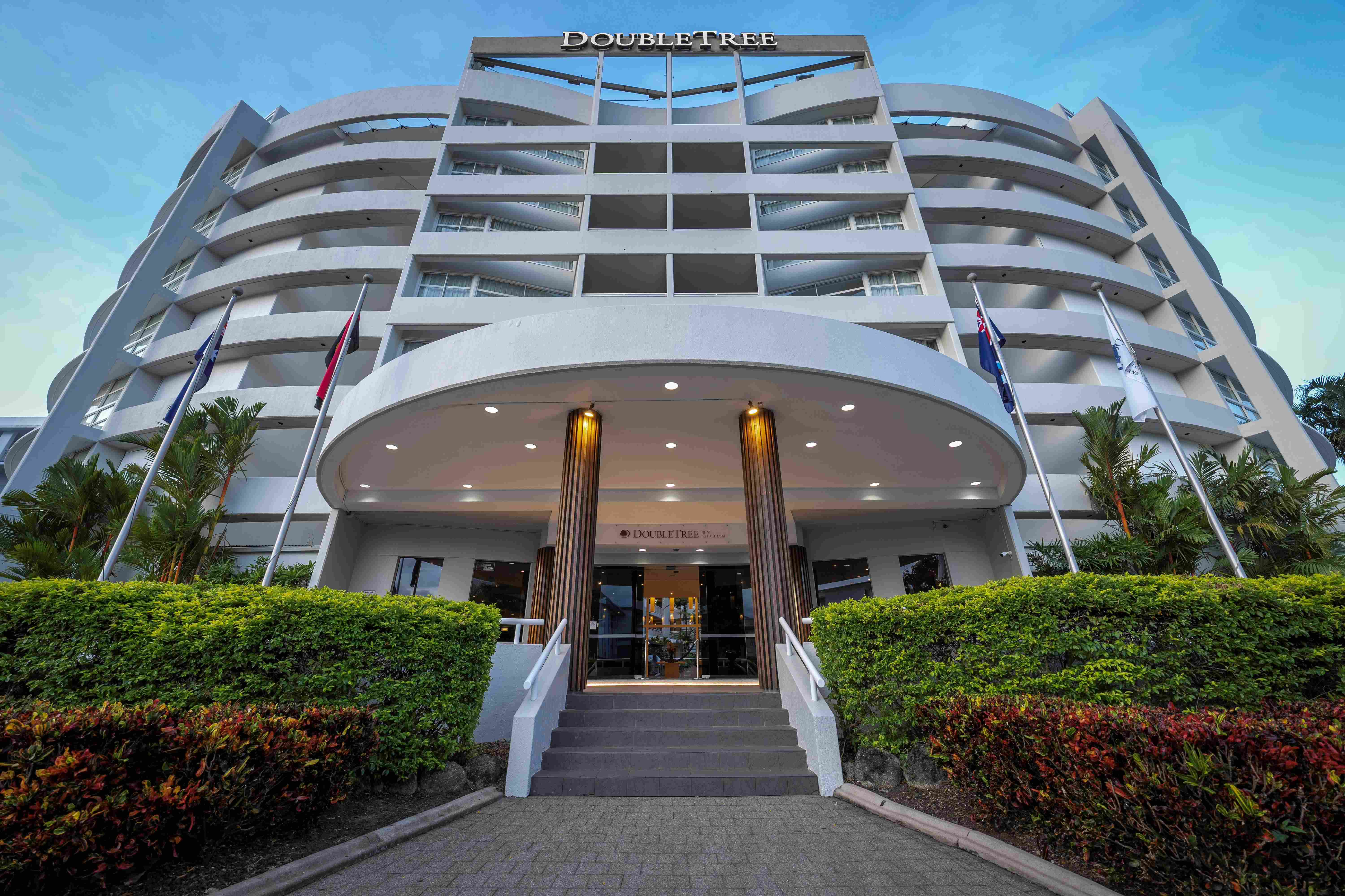 4-stjernet oceanfront-hotel med udsigt til Coral Sea og tropiske haver. 