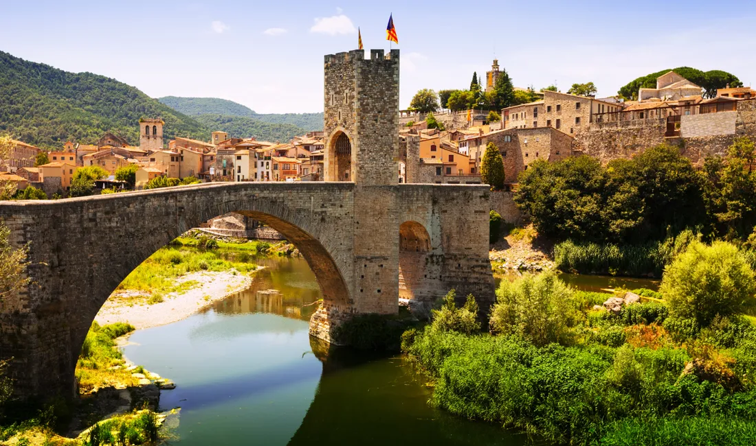 Den smukke romerske bro der byder os velkommen til middelalderbyen Besalú - Foto Viktors Farmor